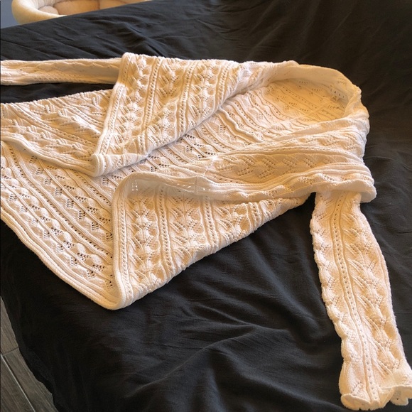 Elegant White Cable Knit Sweater - Picture 3 of 12